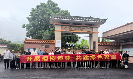 義務(wù)植樹—南方公司 逯世朝攝.jpg